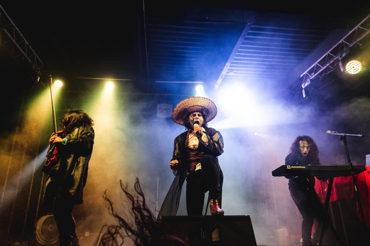 Tal vez todos estamos muertos y La Bande-Son Imaginaire es la prueba 